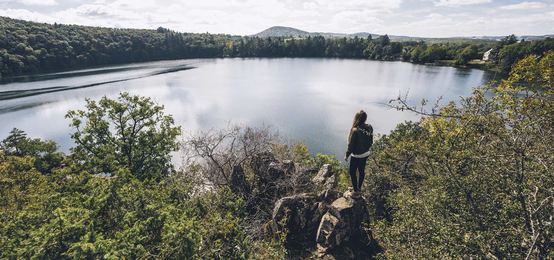 Lac de cratère du Gour de Tazenat, incontournable des Combrailles Auvergne